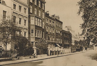 ساحة كنسينغتون التي لا تزال تحافظ على سلام قرنين ، c1935. بواسطة دونالد ماكليش