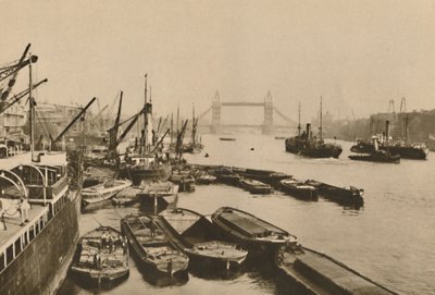 الشحن في بركة لندن: A Vista من London Bridge إلى Tower Bridge ، c1935. بواسطة دونالد ماكليش