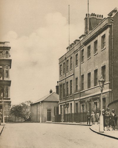 الطرف الغربي من داونينج ستريت ، رقم 10 ولمحة من وزارة الخارجية ، c1935. بواسطة دونالد ماكليش