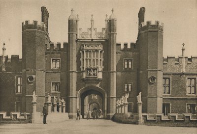 Wolseys West Facade of Hampton Court Palace and the Disinterred Bridge ، c1935. بواسطة دونالد ماكليش