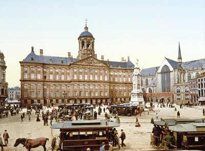 القصر الملكي في أمستردام من ساحة دام ، 1890-1900 بواسطة مصور هولندي