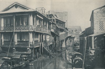 المياه الفاسدة تحت جسر يؤدي إلى منازل غير مؤلمة للفقر والألم ، c1935 بواسطة ENA