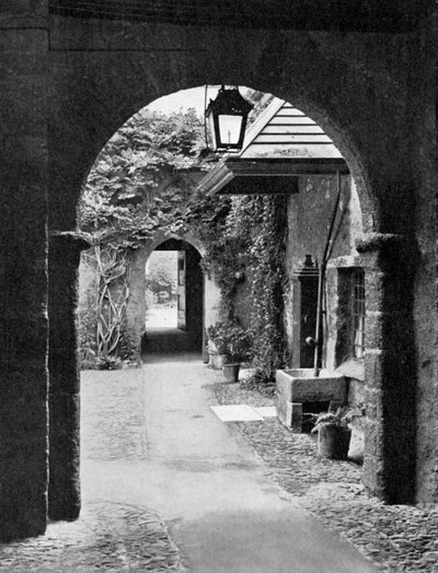 المحكمة القديمة في حرم كاتدرائية إكستر ، ديفون ، 1924-1926 بواسطة E. نذل