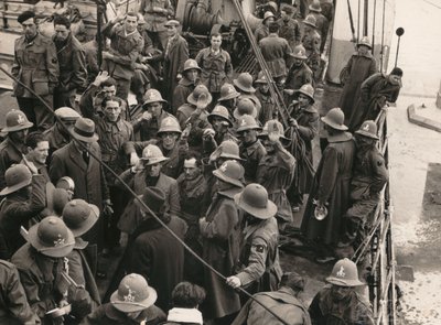 ألبوم "MVSN- Blackshirts": العمال الفاشيون ، مؤطرون في قرون ، متوجهين إلى AOI (شرق إفريقيا الإيطالية) إلى جنوة (صورة بالأبيض والأسود) بواسطة إي بينيلي