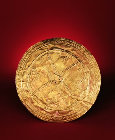 يمكن استخدام القرص كبروش ، من Tedavnet ، County Monaghan ، 2200-2000 قبل الميلاد (الذهب) بواسطة Early Bronze Age