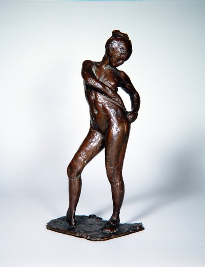 راقصة ربط خيوط الجوارب ، c.1885-90 ، صب 1919 (برونزية) بواسطة Edgar Degas