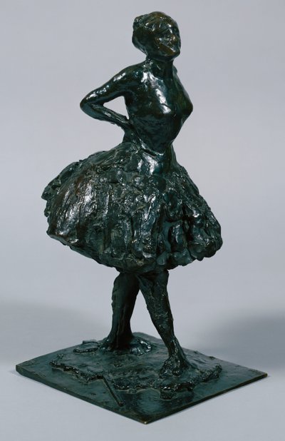 راقصة في فستان غير رسمي ، يديها على وركها ، ساقها اليمنى إلى الأمام ، يلقي c1919-21 بواسطة إدغار ديغا