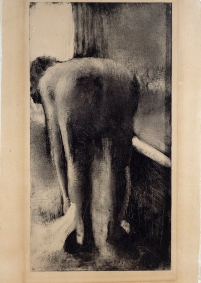 امرأة عارية تضرب قدميها بالقرب من حوض الاستحمام الخاص بها Monotype بالحبر الأسود بواسطة Edgar Degas (1834-1917) 1879-1883 Sun. 0،45 x 0،23 م باريس. متحف اللوفر بواسطة إدغار ديغا