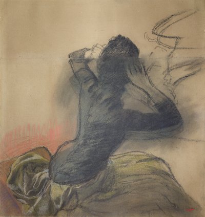 امرأة جالسة تضبط شعرها ، c.1884 (الطباشير والباستيل على الورق) بواسطة إدغار ديغا