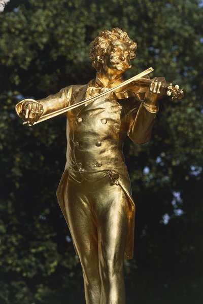 Statue of a musician, Johann Strauss Statue, Vienna, Austria بواسطة إدموند ريتر فون هيلمر