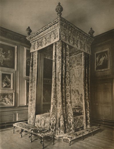 'Queen Anne's State Bedstead in Crimson and Gold Figured Velvet' ، 1927 بواسطة إدوارد إف سترينج