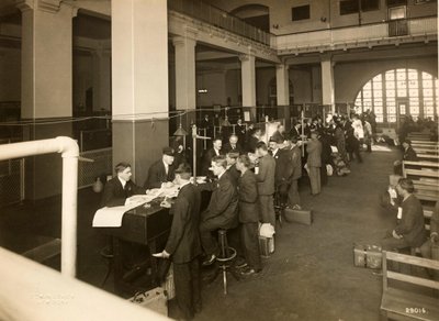 تسجيل المهاجرين في القاعة الرئيسية ، محطة الهجرة الأمريكية ، 1902-10 بواسطة إدوين ليفيك