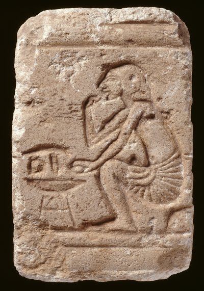 نقش رجل جالس بجوار طاولة ، عصر العمارنة (الحجر الجيري) بواسطة مصري