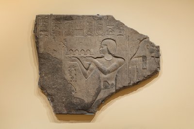 ارتياح مع بطليموس الثاني يقدم قربانًا لإله ، 285-246 قبل الميلاد (جرانيت) بواسطة مصري