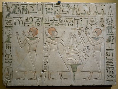 ميري وحتبوي وخيتي، مستشارون مشتركون في عهد سنوسرت (سيسوستريس) الأول، شاهدة مرسومة من الحجر الجيري، الحضارة المصرية، الدولة الوسطى، الأسرة الثانية عشرة بواسطة الأسرة الثانية عشرة المصرية