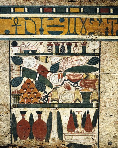 تفاصيل الألواح الخشبية المطلية والمغطاة مع كومة من القرابين الجنائزية من تابوت إيبي بواسطة الأسرة السابعة عشر المصرية