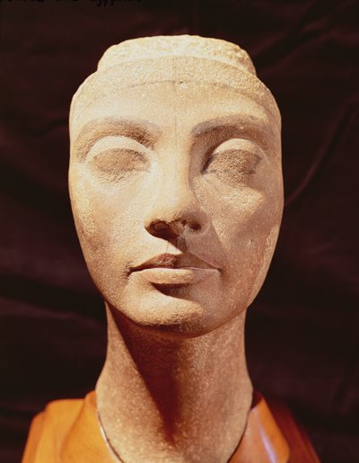 رأس ملكي ، ربما لنفرتيتي ، من ممفيس ، المملكة الحديثة (كوارتزيت) (انظر أيضًا 158683) بواسطة Egyptian 18th Dynasty