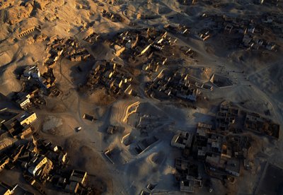 منظر جوي لموقع القرنة الأثري، الشيخ عبد القرنة، مقبرة طيبة، مصر، المملكة الحديثة، الأسرة الثامنة عشرة - التاسعة عشرة بواسطة الأسرة الثامنة عشر المصرية