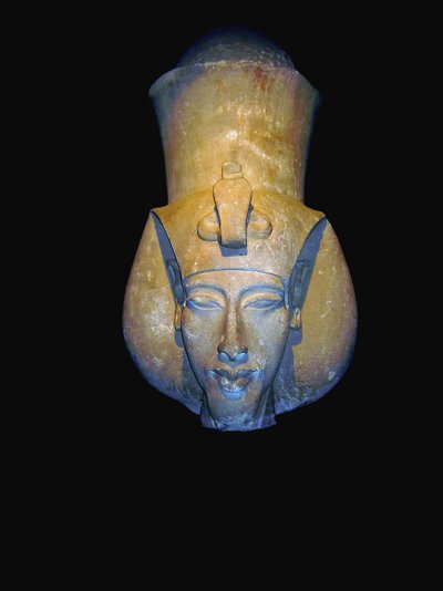 اخناتون. أمنحتب الرابع (يُعطى أحيانًا شكله اليوناني ، أمينوفيس الرابع ، ويعني آمون راضٍ) ، وهو فرعون من الأسرة الثامنة عشرة في مصر ، حكم لمدة 17 عامًا وتوفي عام 1336 قبل الميلاد أو 1334 قبل الميلاد. تخلى عن الشرك المصري التقليدي و introdu بواسطة الأسرة الثامنة عشر المصرية