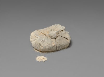 كيس من النطرون من مخبأ توت عنخ آمون Embalming ، 1336-27 قبل الميلاد (الكتان ، النطرون) بواسطة الأسرة الثامنة عشر المصرية