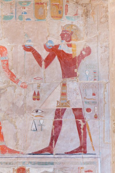 نقش بارز يصور فرعون يقدم القرابين ، معبد حتشبسوت بالدير البحري ، الأقصر ، مصر (صورة) بواسطة الأسرة الثامنة عشر المصرية