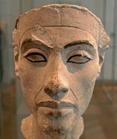 تمثال نصفي لنفرتيتي (1370 - 1330 قبل الميلاد) الزوجة الملكية العظيمة (القرين الرئيسي) للفرعون المصري إخناتون. اشتهرت نفرتيتي وزوجها بثورة دينية. بدأوا في عبادة إله واحد فقط ، آتون ، قرص الشمس. بواسطة الأسرة الثامنة عشر المصرية