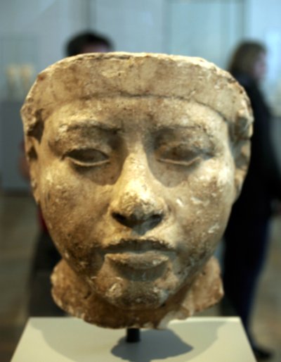 تمثال نصفي لنفرتيتي (1370 - 1330 قبل الميلاد) الزوجة الملكية العظيمة (القرين الرئيسي) للفرعون المصري إخناتون. اشتهرت نفرتيتي وزوجها بثورة دينية. بدأوا في عبادة إله واحد فقط ، آتون ، قرص الشمس. بواسطة الأسرة الثامنة عشر المصرية