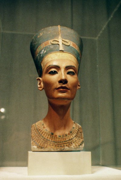 تمثال نصفي للملكة نفرتيتي ، من الأمام ، من استوديو النحات تحتمس في تل العمارنة (الحجر الجيري المطلي) (انظر أيضًا 114018-20) بواسطة الأسرة الثامنة عشر المصرية