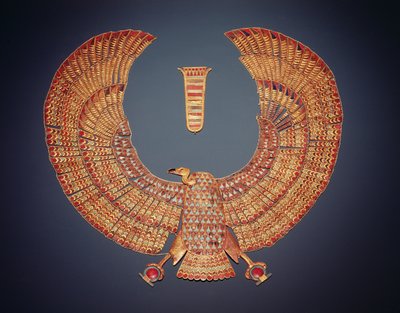 طوق على شكل الإلهة النسر نخبِت ، من مقبرة توت عنخ آمون (1370-1352 قبل الميلاد) المملكة الحديثة (ذهب مرصع بأحجار شبه كريمة) (انظر أيضًا 153789) بواسطة Egyptian 18th Dynasty