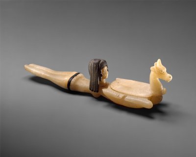 ملعقة تجميل على شكل سباحة للسباحة تحمل صحنًا ، ج. 1390–1352 قبل الميلاد (ترافرتين وستيتايت) بواسطة الأسرة الثامنة عشر المصرية