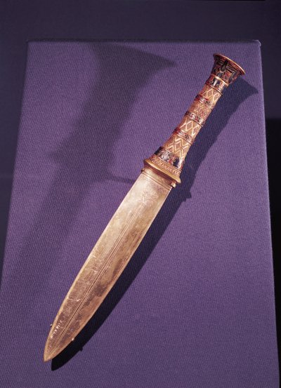 خنجر ، من مقبرة توت عنخ آمون (1370-1352 قبل الميلاد) المملكة الحديثة (عمل من الذهب والمصوغات من الأحجار شبه الكريمة والزجاج) بواسطة Egyptian 18th Dynasty
