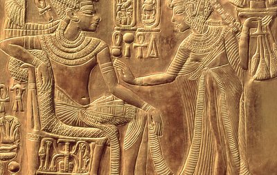 تفاصيل من ضريح توت عنخ آمون الذهبي (حوالي 1370-52 قبل الميلاد) يصور الملكة تمسحه برائحة غير مهذبة ، المملكة الحديثة (خشب مغطى بجيسو مغطى بصفائح ذهبية) (تفاصيل 148191) بواسطة الأسرة الثامنة عشر المصرية
