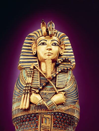 تفاصيل المنظر الأمامي لأحد التوابيت الكانوبية ، من مقبرة توت عنخ آمون ، المملكة الحديثة (مطعمة بالذهب مرصع بالزجاج الملون والقرنيلي) بواسطة الأسرة الثامنة عشر المصرية