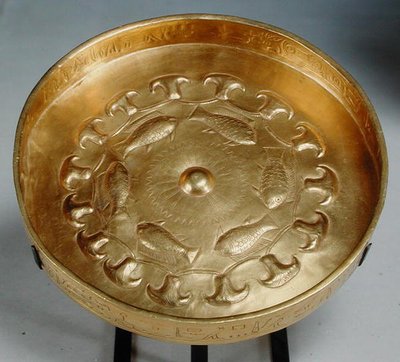 صحن تابع للجنرال ثوتي أو جيهوتي مزين بالسمك والزهور ، المملكة الحديثة ، 1479-1425 (ذهب) بواسطة الأسرة الثامنة عشر المصرية