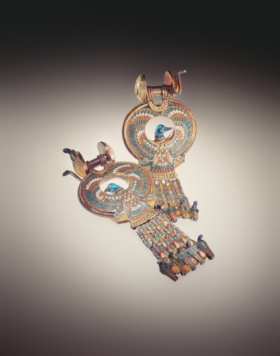 أقراط بها طيور هجينة بأجنحة من الصقور ورؤوس البط ، من مقبرة توت عنخ آمون (1370-1352 قبل الميلاد) المملكة الجديدة (مطعمة بالزجاج الملون والخزف) بواسطة الأسرة الثامنة عشر المصرية
