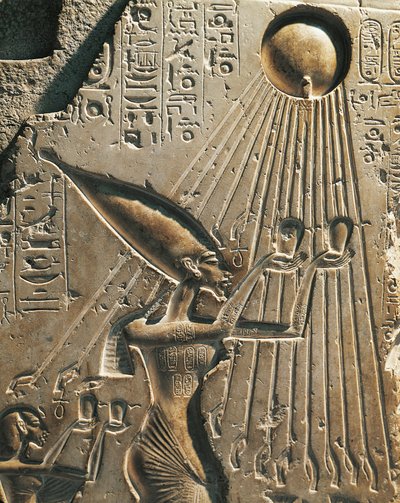 Egypt, Tell el-Amarna, Bas-relief depicting Amenhotep IV (Pharaoh Akhenaten, circa1360- 1342) while worshiping the solar disc, eighteenth dynasty, New Kingdom (limestone) بواسطة الأسرة الثامنة عشر المصرية