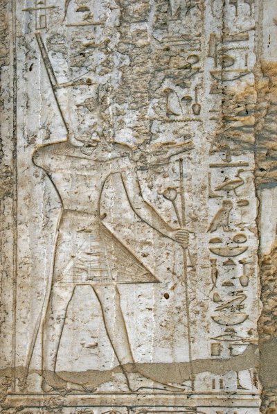 العصور القديمة المصرية: تفاصيل نقوش مصلى ألباستر للفرعون تحتمس الرابع (1419-1387 قبل الميلاد) تمثله وهو يحمل رموز القوة. متحف معبد الكرنك المفتوح مصر بواسطة الأسرة الثامنة عشر المصرية