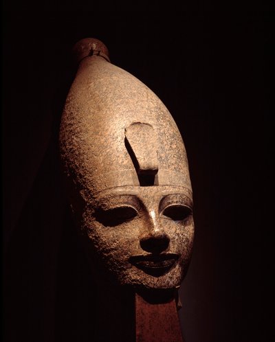 الأنتيكيت المصري: رأس ضخم لأمنوفيس الثالث (أمنحتب). نحت الجرانيت الوردي. القرن الرابع عشر قبل الميلاد. الأسرة الثامنة عشر. - متحف الأقصر (لوكسور أو لقصر). مصر بواسطة الأسرة الثامنة عشر المصرية