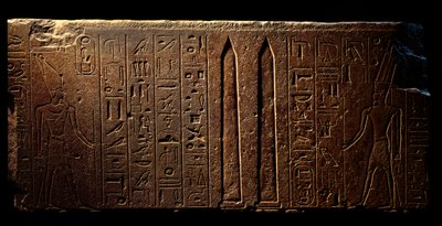قطعة أثرية مصرية: تفاصيل لوحة جدارية منقوشة تصور الملكة حتشبسوت (يسار) ومسلتين بمعبد آمون - السنة 15 من عهدها (1475-1468 قبل الميلاد) الأسرة الثامنة عشر - الأقصر ، متحف الفن المصري بواسطة الأسرة الثامنة عشر المصرية