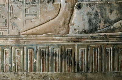 الأثر المصري: نقش يمثل قدم الكاتب وهو يغادر القبر وإفريز القصر لقبر خا أم حت (خايمهات) مفتش السندرات والكاتب في بلاط أمينوفيس الثالث (TT57). الأسرة الثامنة عشر. 1530-1290 ق. وادي النبلاء. إل بواسطة الأسرة الثامنة عشر المصرية