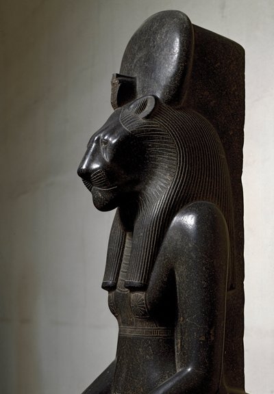 الأنتيكيت المصري: توج الإله اللبؤة سخمت بالقرص الشمسي. تمثال من الجرانيت الأسود. 1540-1295 ق. خافت. 210 سم تورينو المتحف المصري بواسطة الأسرة الثامنة عشر المصرية