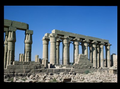 منظر خارجي من الجنوب لرواق Amenophis III (1403-1365 قبل الميلاد) المملكة الحديثة بواسطة الأسرة الثامنة عشر المصرية