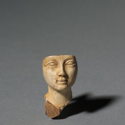 وجه من ملعقة مستحضرات تجميل ، 1391-1353 ق بواسطة الأسرة الثامنة عشر المصرية
