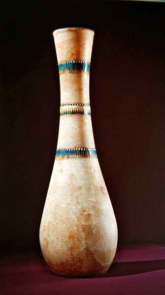 قارورة ، من مقبرة توت عنخ آمون ، المملكة الحديثة (مرمر مرصع بالقيشاني ، والحجر الجيري والزجاج) بواسطة الأسرة الثامنة عشر المصرية