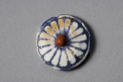 دائري الأزهار ، فترة العمارنة ، 1353-37 قبل الميلاد (القيشاني) بواسطة Egyptian 18th Dynasty