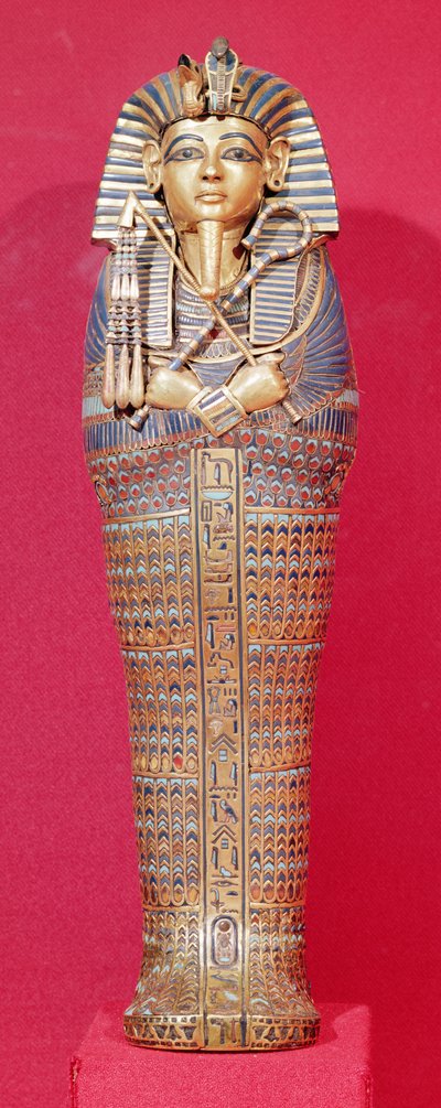 منظر أمامي لأحد التوابيت الكانوبية ، من مقبرة توت عنخ آمون (1370-1352 قبل الميلاد) المملكة الحديثة (ذهب مطروق مرصع بالزجاج الملون وكورنيليان) (انظر أيضًا 227990-92) بواسطة الأسرة الثامنة عشر المصرية