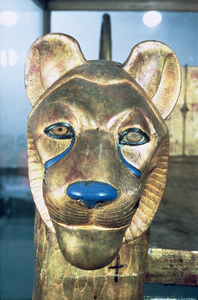 رأس فراش جنائزي على شكل أسد ، من مقبرة توت عنخ آمون (1370-1352 قبل الميلاد) المملكة الحديثة (خشب من الجص المطلي بالذهب) بواسطة الأسرة الثامنة عشر المصرية