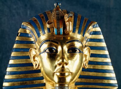 قناع جنائزي لتوت عنخ آمون، ذهب مضروب، أحجار خزفية وشبه كريمة، من مقبرة فرعون، طيبة، مصر، التفاصيل، فن الصياغة، الحضارة المصرية، المملكة الحديثة، الأسرة الثامنة عشرة بواسطة الأسرة الثامنة عشر المصرية