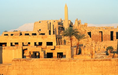  بواسطة الأسرة الثامنة عشر المصرية