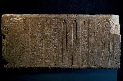 حتشبسوت ومسلاتها، كتلة من الكوارتزيت، من معبد آمون في الكرنك، الحضارة المصرية، المملكة الحديثة، الأسرة الثامنة عشرة بواسطة الأسرة الثامنة عشر المصرية